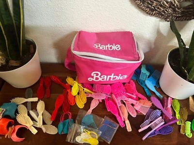 De Colección Enorme Lote Cepillos Barbie Peines Azul Rosa Verde Púrpura Naranja Blanco Con Ba Foto 1 de 4