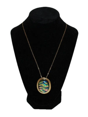 Colgante artesanal de latón macizo con piedra de cristal de colores sobre cadena tono dorado Foto 1 de 4