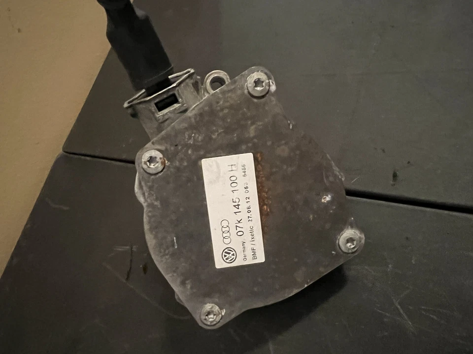 Bomba de vacío Volkswagen Jetta 2.5 2011 07K145100C Foto 1 de 3