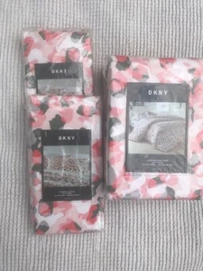 DKNY Abstract Wild Geo Super King Duvet Cover & Two Pillowcases (New) - Picture 1 of 5