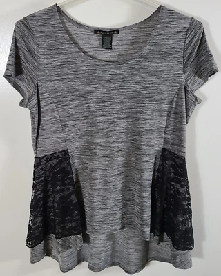Blusa Top Suzie In The City Para Mujer Talla Grande Gris Negro Encaje Alto/Bajo SS Foto 1 de 3