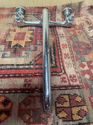 Grifo de montaje en pared CHG centros de 8” con caño de 12” (la base está ligeramente usada sin asas) Foto 1 de 4