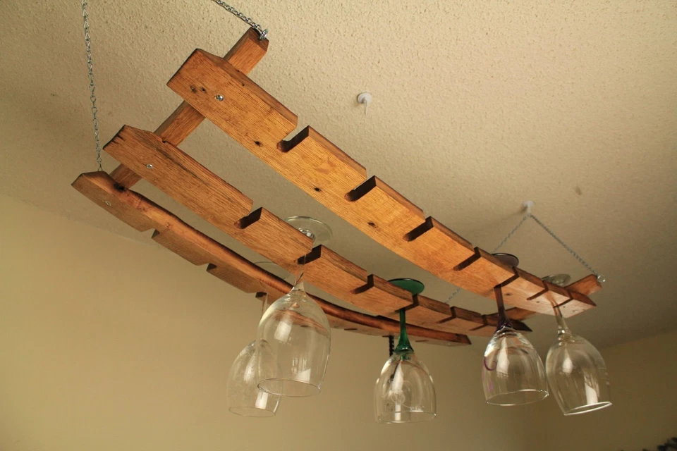 Estante colgante para copas de vino con capacidad para 24 copas hechas de varas de barril por WBC Foto 1 de 1