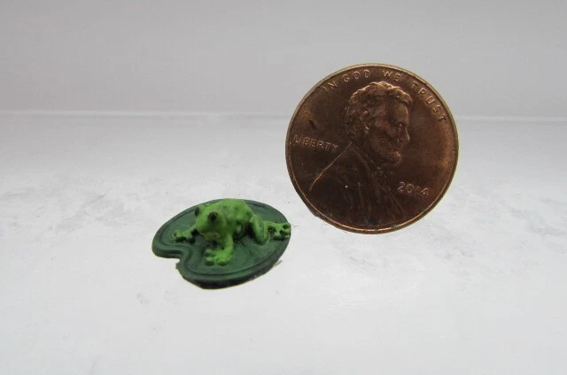 Rana miniatura para casa de muñecas sobre almohadilla de lirio decoración de jardín CAARQ290 Foto 1 de 1