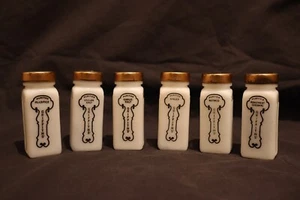 6 Vintage Griffith's Weiß Milchglas Gewürzgläser mit Kupferdeckel - Bild 1 von 3