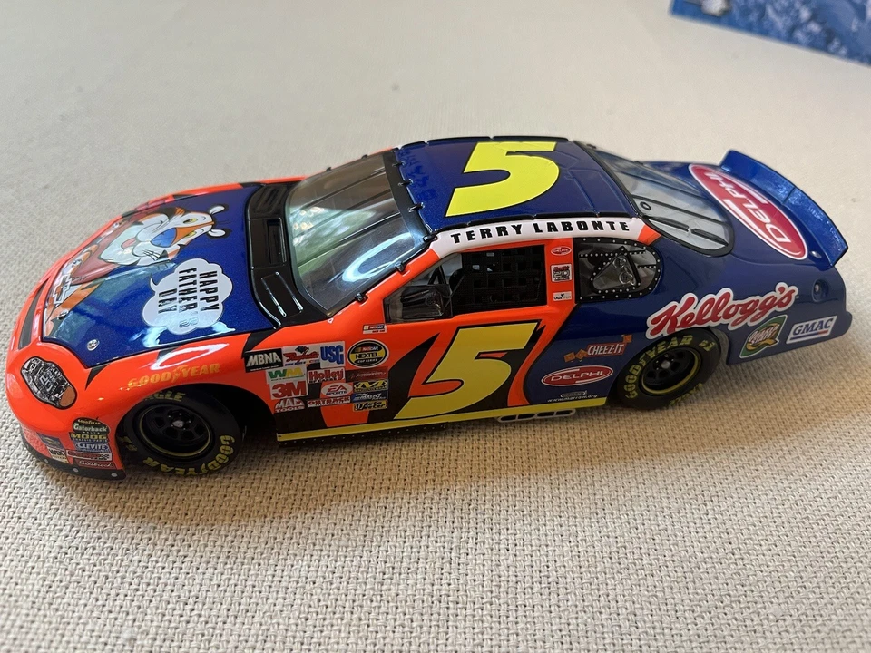 Terry Labonte #5 Día del Padre de Kellogg 2004 acción escala 1/24 NASCAR #55 de 240 Foto 1 de 4