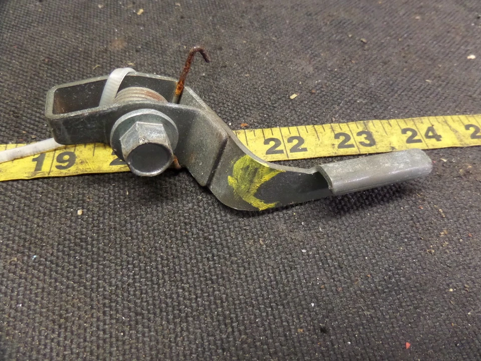 1982 HONDA CM450C TRAVA DE LIBERAÇÃO DO ASSENTO DIREITO - Imagem 1 de 1