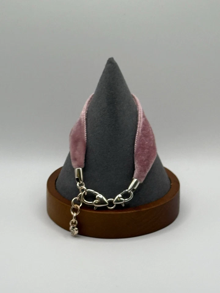 💞 Браслет с шармом 💞 в виде сердца из розового бархата Brighton - Изображение 1 из 4