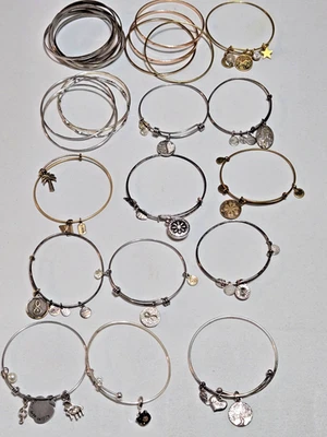 Lote de brazaletes brazaletes. 21 uds. Color oro, plata y cobre. 2 son Alex & Ani. Foto 1 de 4