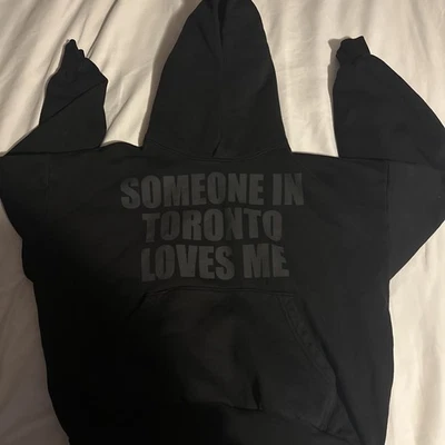 SUDADERA CON CAPUCHA DRAKE RELACIONADA ALGUIEN EN TORONTO $$$4U Talla L Foto 1 de 3