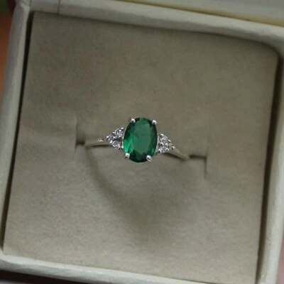 Anillo de esmeralda de 2 quilates de corte ovalado creado en laboratorio enchapado en oro blanco de 14 quilates Foto 1 de 4