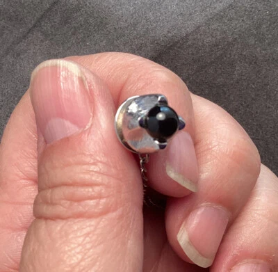 Muy Bonita Corbata Vintage Swank Redonda Forma Tono Plata con Piedra Negra Redonda Foto 1 de 4