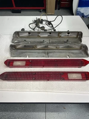 Carcaça e lentes de lanterna traseira Buick Skylark 1968/69. 5958982/81 e 5958945/46 - Imagem 1 de 4