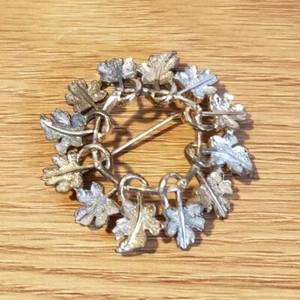 Sarah Coventry Leaf Brooch Vintage Pin Two Tone Gold Silver Circle Wreath BP1 - Picture 1 of 9