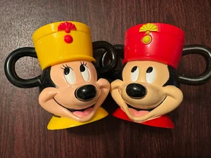 Vintage Set Mickey & Minnie Mouse Walt Disney on Ice Plastikbecher Becher rot gelb - Bild 1 von 2