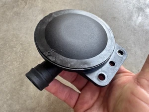 NEW 2005-09 Land Rover LR3,2006-09 Range Rover Crankcase PVC Vent Valve LR003380 - Picture 1 of 14