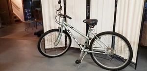 GT WOMAN BIKE - Picture 1 of 1