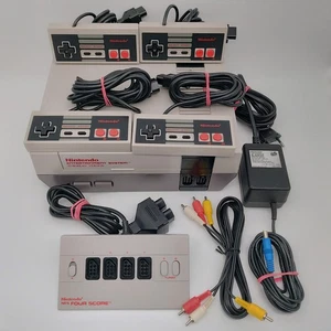 Nintendo NES Konsole NESE-001 + 4 Controller, Four Score & Kabel - funktioniert✅ - Picture 1 of 17