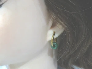 Anneaux créoles acier inoxydable dorés et pendentif anneau  vert - Imagen 1 de 4