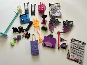monster high 26 Piece Lot Of Accessories, Shoes, Playset Items, Stand, - Bild 1 von 17