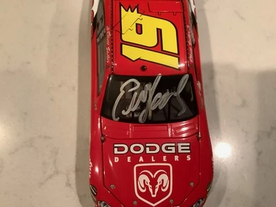 Cuna diecast y tarjeta Elliott Sadler 2007 autografiada Dodge Avenger Dodge Dealers Foto 1 de 4