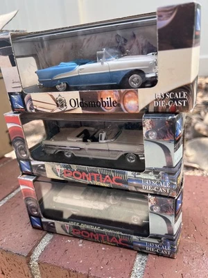 Lot of 3 NEW RAY toy Cars 1:43 Die Cast - 1955 1957 Pontiac 1955 Oldsmobile - Image 1 of 4