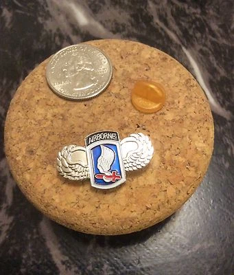 NUEVO ALFILER SOMBRERO ESMALTE LATÓN SOLAPA PIN TAC ESPALDA ALAS AEROTRANSPORTADAS MILITARES Foto 1 de 2