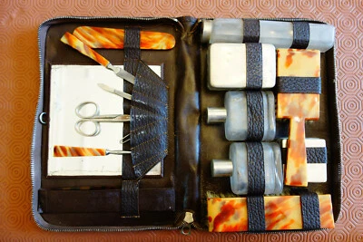 1 ancienne trousse de toilette voyage en cuir vintage (1485) - Photo 1/2