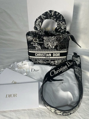 Dior Medium Lady D-Lite Bag Black And White Toile de Jouy Zodiac Embroidery - Image 1 of 4