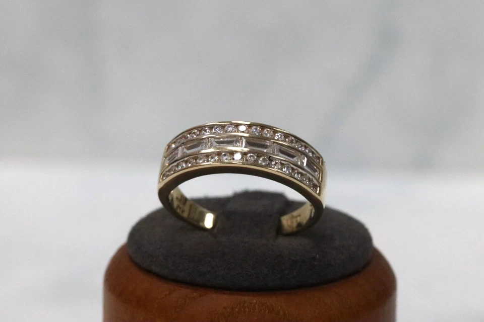 Banda de circonitas cúbicas de oro amarillo de 9 quilates - talla P1/2 - sello del Reino Unido Foto 1 de 4