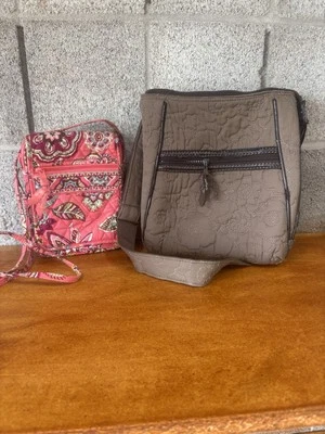 Vera Bradley 绗缝斜挎包粉色花卉带可调节/三十一个棕色包 — 第 1/4 张图片