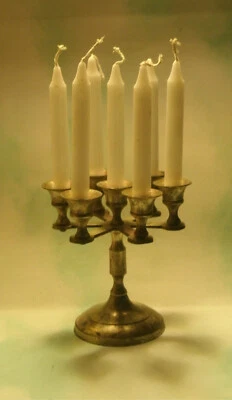 Castiçal antigo bronze metal 7 velas com velas (4,5") decoração de prateleira de mesa - Imagem 1 de 4