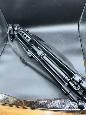 TARGUS 58" CAMERA TRIPOD TGT-BK58T W/ BAG - Image 1 of 4