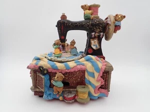 Caja de música de movimiento vintage osos bailando en máquina de coser - silba mientras trabajas - Imagen 1 de 9