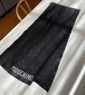 Bufanda gris Moschino con logotipo deletreado para hombre Foto 1 de 4