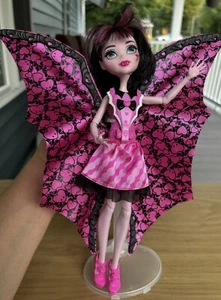 Monster High Ghoul-to-Bat Transformation Draculaura Doll - Picture 1 of 3