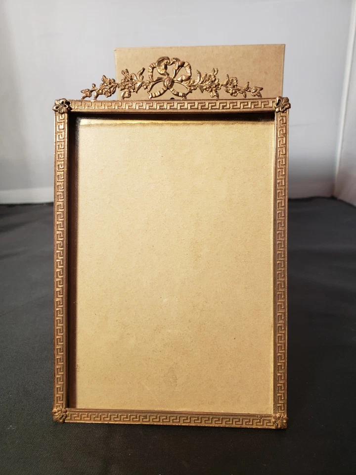 Marco de fotos de gabinete de latón dorado dorado victoriano Royal MFG Co cinta y flores Foto 1 de 4