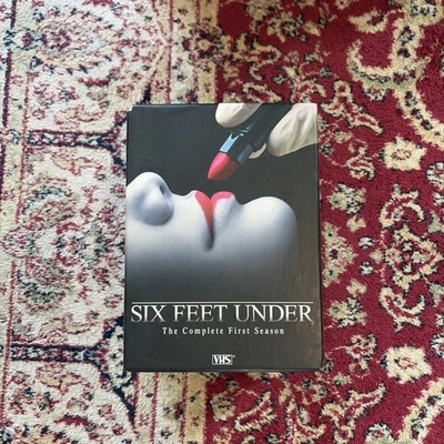 Six Feet Under - The Complete First Season (VHS, 2003, 4- Tape Set Missing 1 - Imagem 1 de 4