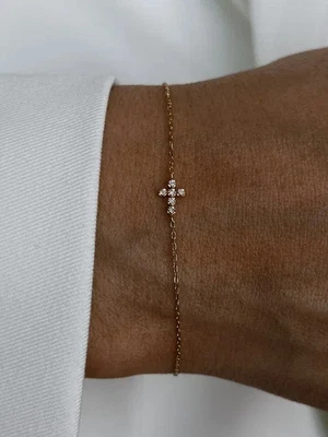 Delicada pulsera de cruz: diamante cultivado en laboratorio, cadena de oro de 14K Foto 1 de 3
