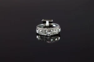 Eleganter Damenring in ART-Deko mit 3 Diamanten - Bild 1 von 1