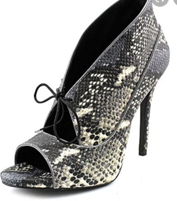 Botín Pour La Victoire Vika Crema Mate Pitón Pizarra Punta abierta 8M Tacón Alto $275 Foto 1 de 4