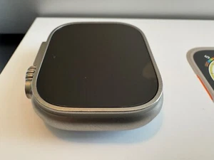 Apple Watch Ultra - Boîtier en titane 49 mm / Bracelet Trail Loop - GPS et cellulaire - Photo 1 sur 14