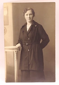 Anfang 20. Jahrhundert Frau stehend Portrait 1910-1920 RPPC Postkarte ungelaufen - Bild 1 von 6
