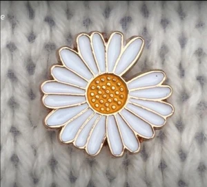 White Daisy Button on Shank, 15mm/24 Ligne - Picture 1 of 1