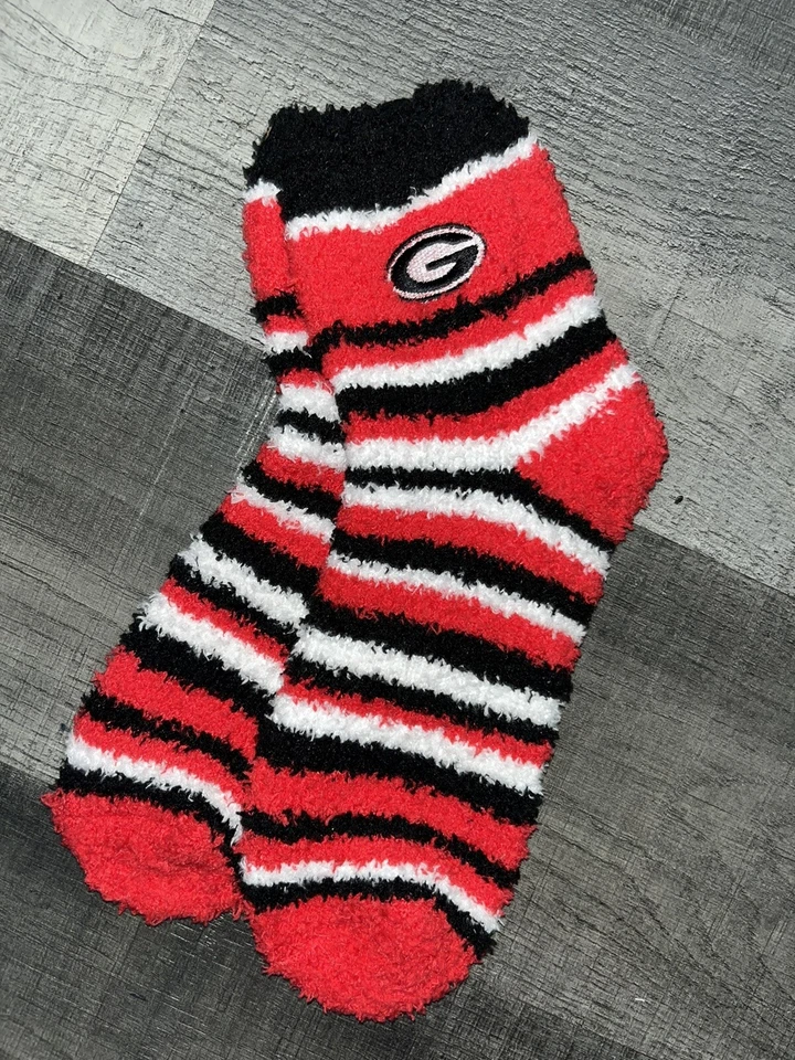 GEORGIA BULLDOGS NCAA COLLEGE LOGO WOMENS RED STRIPED ANKLE FUZZY SLEEP SOCKS - Image 1 of 1