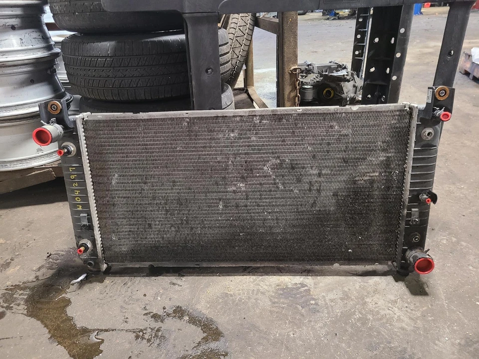 Used Radiator fits: 2006 Chevrolet Silverado 2500 pickup 6.0 Grade C — 第 1/4 张图片