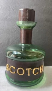 Decantador de vidrio verde cubierto de cuero vintage con tapón acento escocés de latón - Imagen 1 de 7