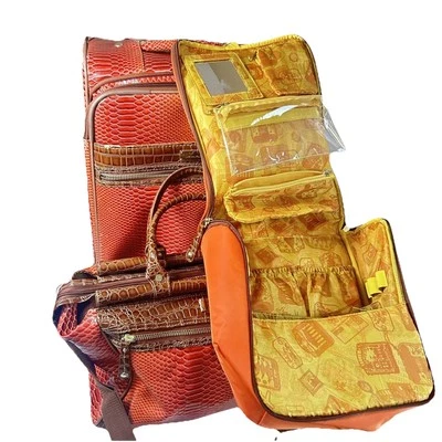 Juego de cocodrilo Samantha marrón de 3 piezas con ruedas, bolsa de maquillaje y bolsa para pasar la noche Foto 1 de 4