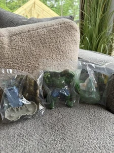 NUEVO Incredible Hulk '08 Burger King Juguetes Set De 3 Flex Hulk Out Dumpster Lanzar - Imagen 1 de 8