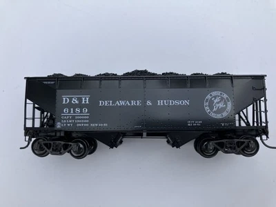 HO SCALE KADEE 7013 DELAWARE & HUDSON #6189 2 BAY OPEN HOPPER OFFSET RTR COAL  - Image 1 of 4